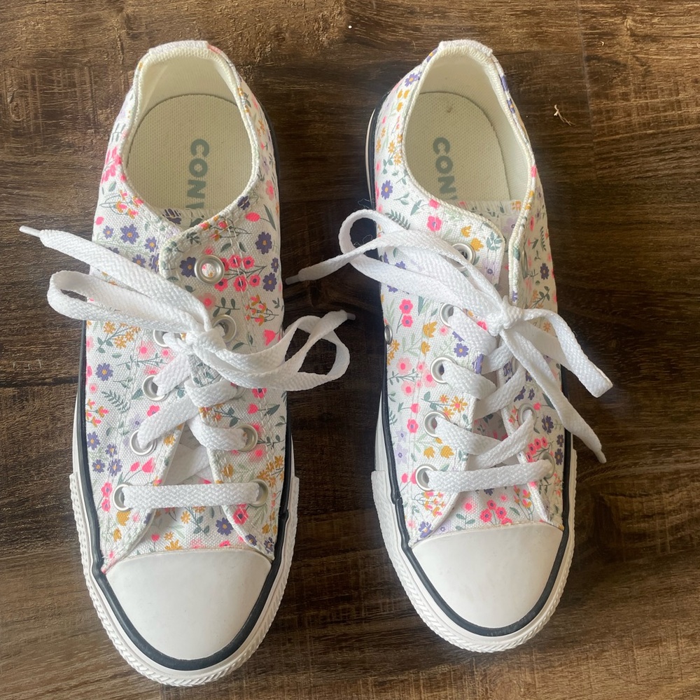 Low-top - White/Floral -All Star Converse: 6 women's/4 men's; perfect condition